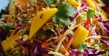 Asiatischer Spitzkohl-Mango-Salat in einer Schüssel, gesund und lecker