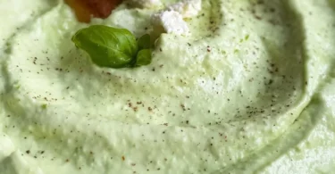Cremiger Avocado-Feta-Dip für gesunde Snacks oder Partys