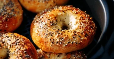 Eine Auswahl an frischen, leckeren Bagels in verschiedenen Sorten.