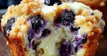 Leckere Blaubeer-Frischkäse-Muffins frisch aus dem Ofen