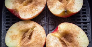 Bratapfel zubereitet in der Heißluftfritteuse mit Zimt und Nüssen