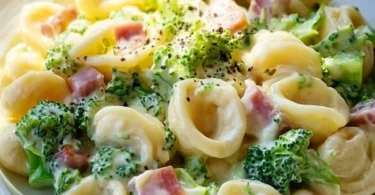 Leckere Brokkoli Schinken Pasta auf einem Teller serviert