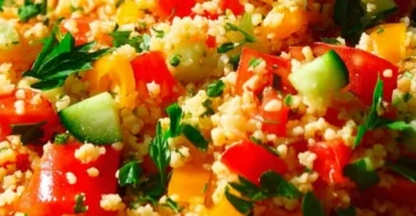Bulgursalat mit frischem Gemüse und Kräutern, serviert in einer Schüssel.