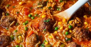 Bunte Orzo-Pfanne mit Hackbällchen und Gemüse für ein köstliches Gericht