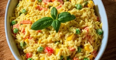 Bunter Reissalat mit Curry und frischem Gemüse