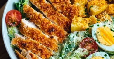 Leckere Caesar-Hähnchen-Bowl mit frischen Zutaten und cremigem Dressing