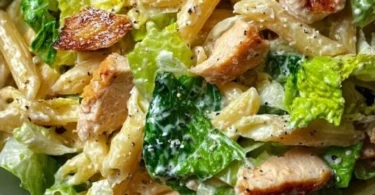 Leckerer Caesar Nudelsalat mit frischen Zutaten und cremigem Dressing.