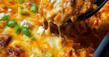 Cremiges Ofen-Gyros in Metaxa-Sauce auf einem Teller angerichtet