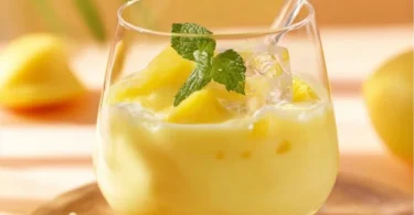 Erfrischende Eierlikörbowle mit Ananas und Sekt im Glas serviert