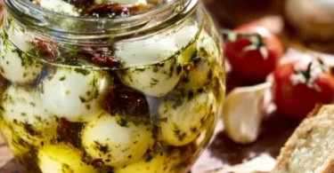 Eingelegter Mozzarella in einer Schüssel, ideal für Salate und Snacks.