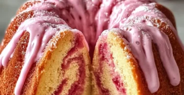 Leckerer Erdbeermilchshake-Gugelhupf auf einem Teller mit frischen Erdbeeren