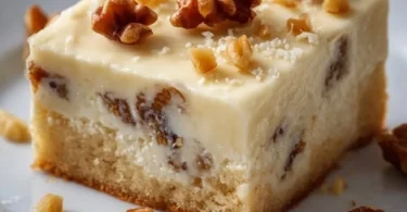 Friss dich dumm Kuchen mit Pudding und Walnüssen auf einem gedeckten Tisch