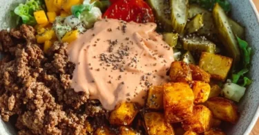 Gesunde Burger Bowl mit frischen Zutaten und köstlichem Dressing