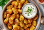 Gnocchi aus der Heißluftfritteuse serviert mit frischer Soße