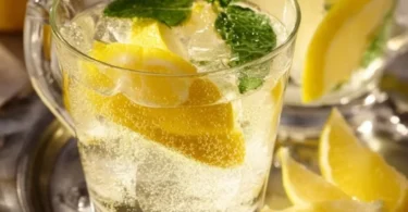 Glas mit Kalte Ente Drink, einem erfrischenden Mix aus Wein und Sekt.