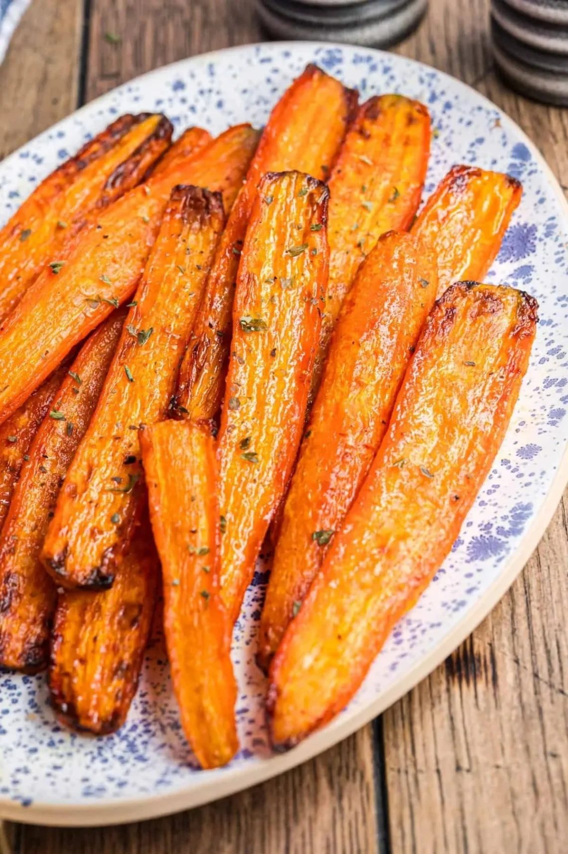 Karotten, die im Airfryer zubereitet werden, für ein gesundes Gericht.