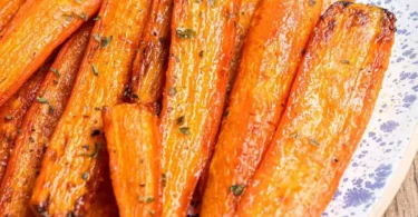 Karotten, die im Airfryer zubereitet werden, für ein gesundes Gericht.