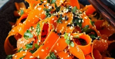 Karottensalat mit Ingwer und Sesam-Dressing auf einem Teller