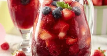 Bunte Kinderbowle ohne Alkohol in einer großen Schüssel auf einem Tisch