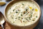 Schüssel mit Knoblauch Parmesan Sauce, ideal für Pasta und Gerichte.