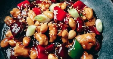 Schmackhaftes Kung-Pao-Hühnchen mit Gemüse und Erdnüssen auf einem Teller.