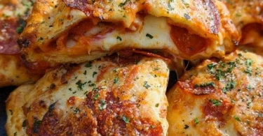 Leckere Luftfritteusen-Calzonen frisch zubereitet mit knusprigem Teig