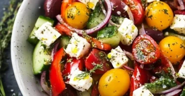 Erfrischender mediterraner Salat ideal für Grillabende mit Gemüse und Feta