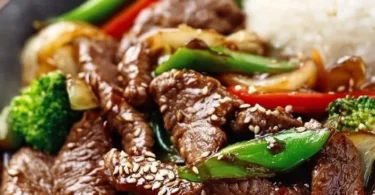 Zartes mongolisches Rindfleisch auf einem Grillbrett angerichtet.