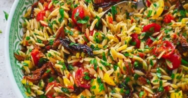 Veganer Sommersalat mit Orzo Pasta, frischen Zutaten und bunten Gemüse