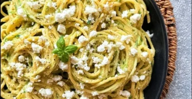 Leckere Pasta in Zucchini-Sauce, gesund und einfach zubereitet.