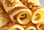 Leckere Pfannkuchen ohne Mehl auf einem Teller serviert