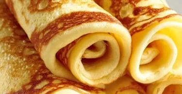 Leckere Pfannkuchen ohne Mehl auf einem Teller serviert