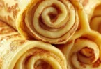 Leckere Quark-Pfannkuchen ohne Mehl auf einem Teller serviert