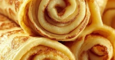 Leckere Quark-Pfannkuchen ohne Mehl auf einem Teller serviert