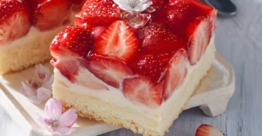Richtig saftiger Erdbeerkuchen mit frischen Erdbeeren und cremiger Füllung