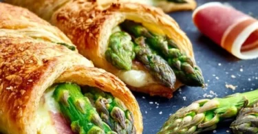 Leckere Spargel-Blätterteig-Taschen auf einem weißen Teller serviert