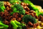Leckere Teriyaki-Hackfleisch-Pfanne mit Gemüse und Reis serviert.