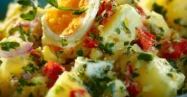 Ein köstlicher Türkischer Kartoffelsalat mit frischen Zutaten und Gewürzen.