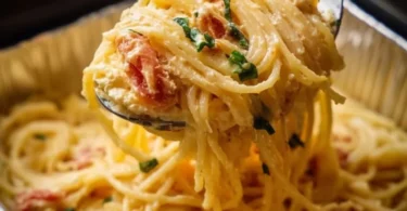 Überbackene Feta-Pasta mit cremigem Feta und frischen Zutaten